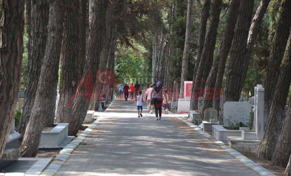 Bayramda Mezarlıklara Ziyaretçi Akını