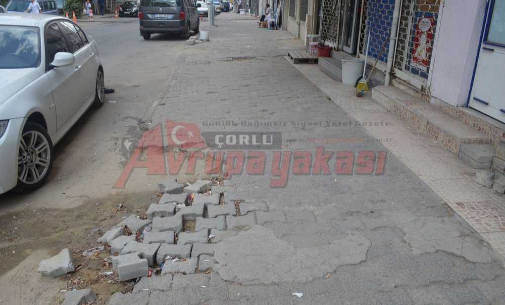 Bozuk Olan Kaldırımdan Vatandaş Şikayetçi