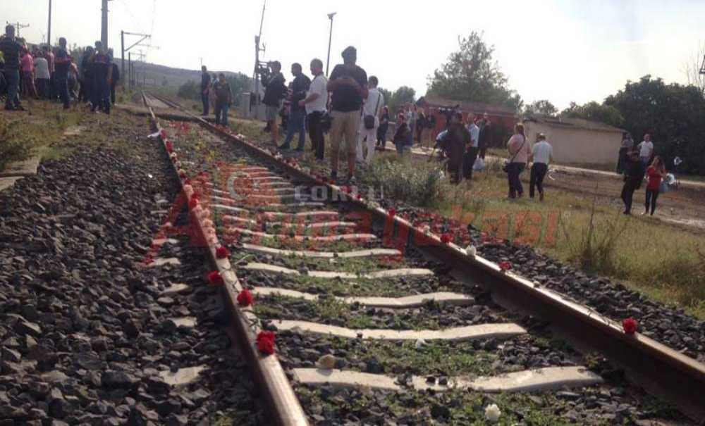 Hayatını Kaybedenler İçin Karanfil Bıraktılar