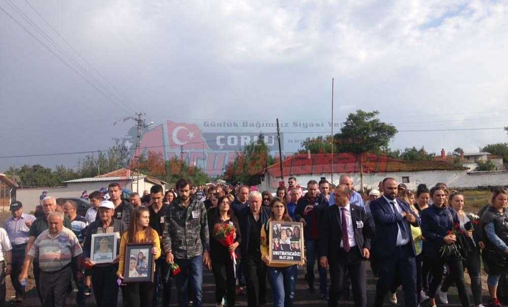 Hayatını Kaybedenler İçin Karanfil Bıraktılar