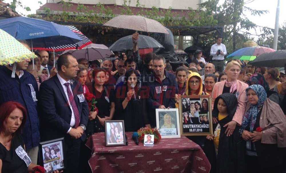 Hayatını Kaybedenler İçin Karanfil Bıraktılar