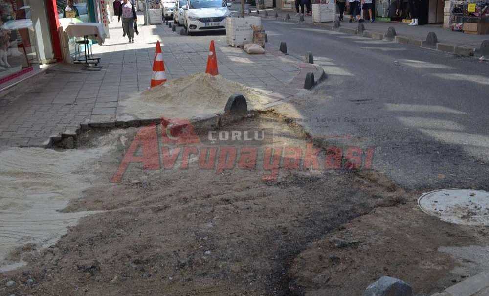 Bitmeyen Yol Çalışmaları Esnafı Çileden Çıkardı