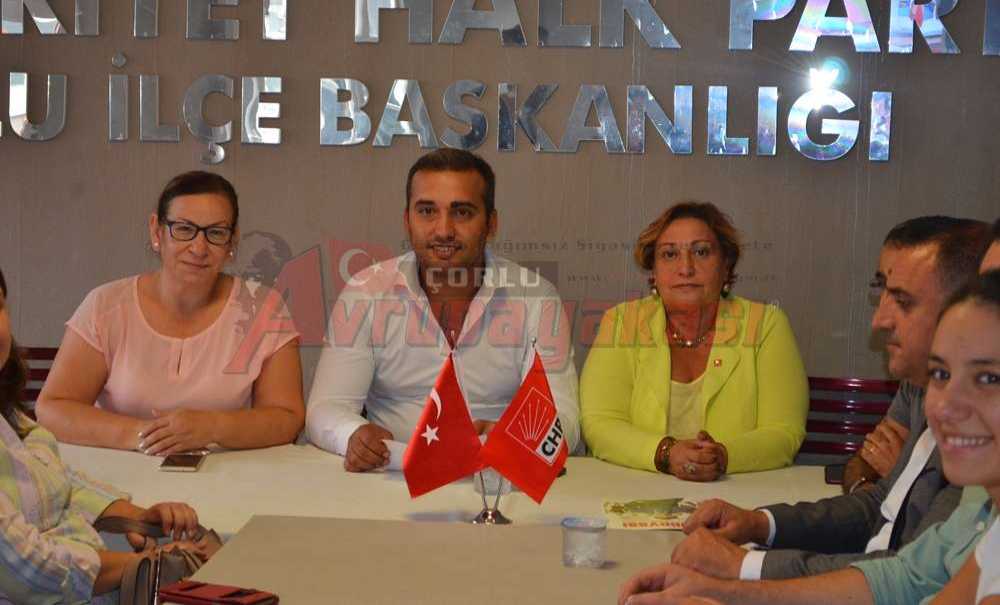 “Karanlığın Üzerine Kızlı Erkekli Yürüyeceğiz”