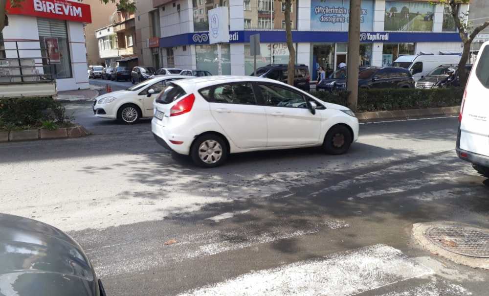 Atatürk Bulvarı'ndaki Yaya Yolları Belli Belirsiz