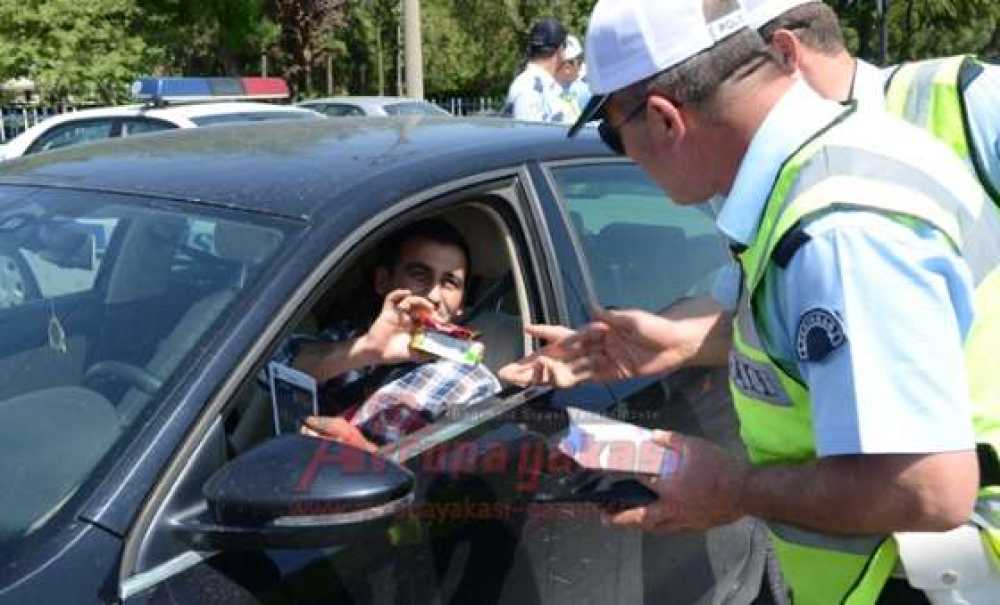 Sürücüler Ceza Yerine Bu Kez Çikolata Yedi