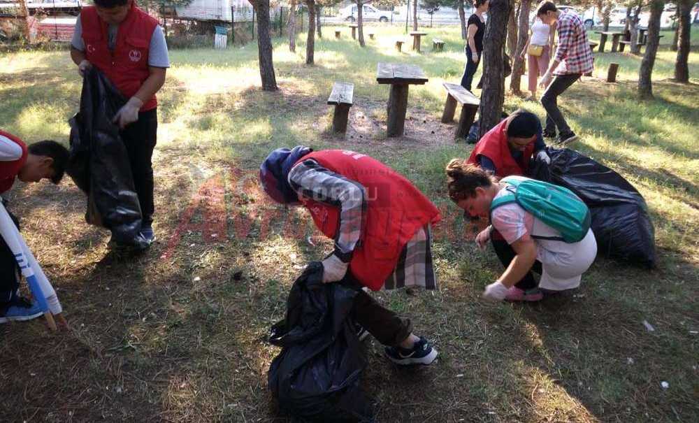 Cumhuriyet Parkı Temizlendi