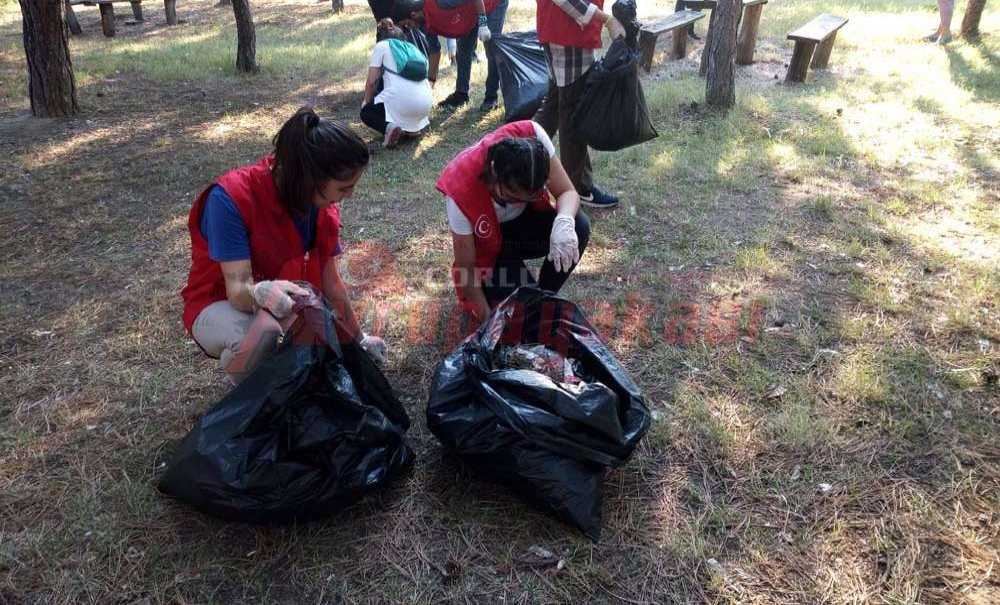 Cumhuriyet Parkı Temizlendi