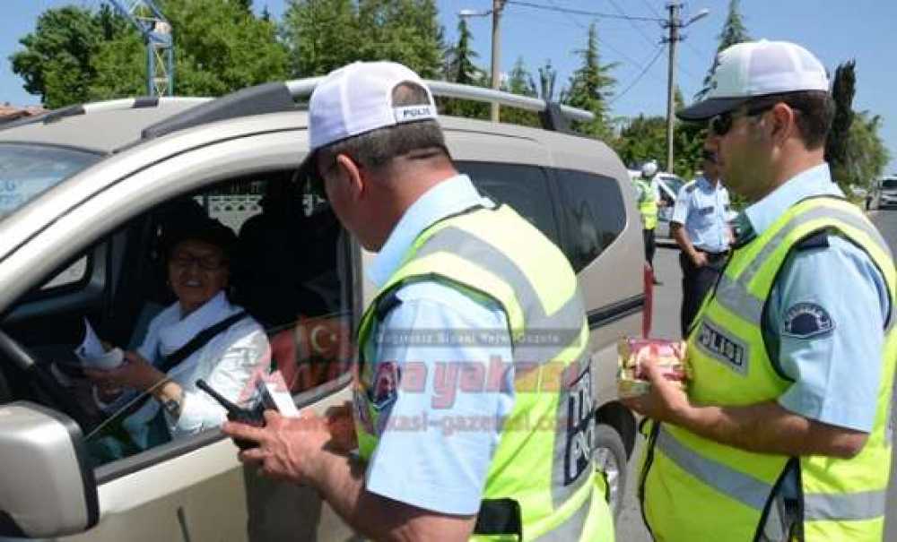 Sürücüler Ceza Yerine Bu Kez Çikolata Yedi