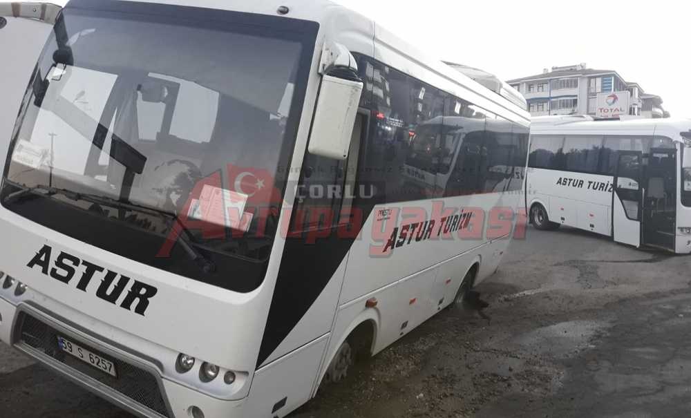 Şaka Gibi, Yol Çöktü, Otobüsler Çukurda Kaldı
