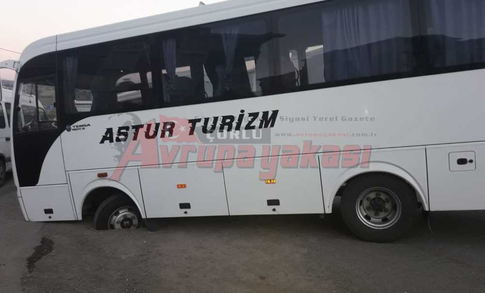 Şaka Gibi, Yol Çöktü, Otobüsler Çukurda Kaldı