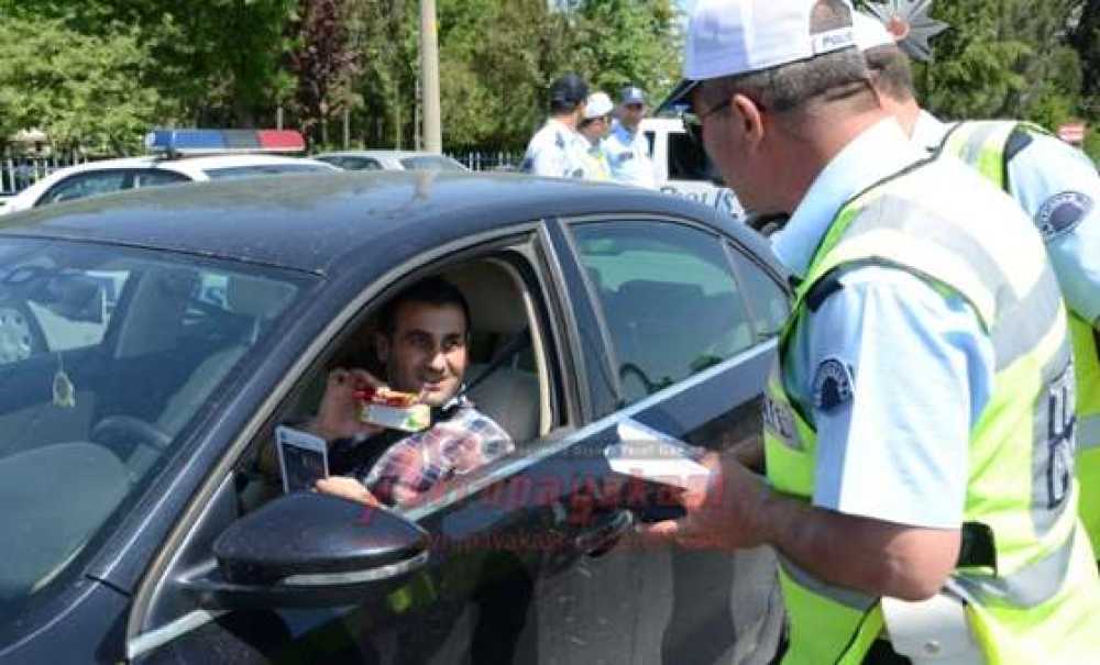 Sürücüler Ceza Yerine Bu Kez Çikolata Yedi