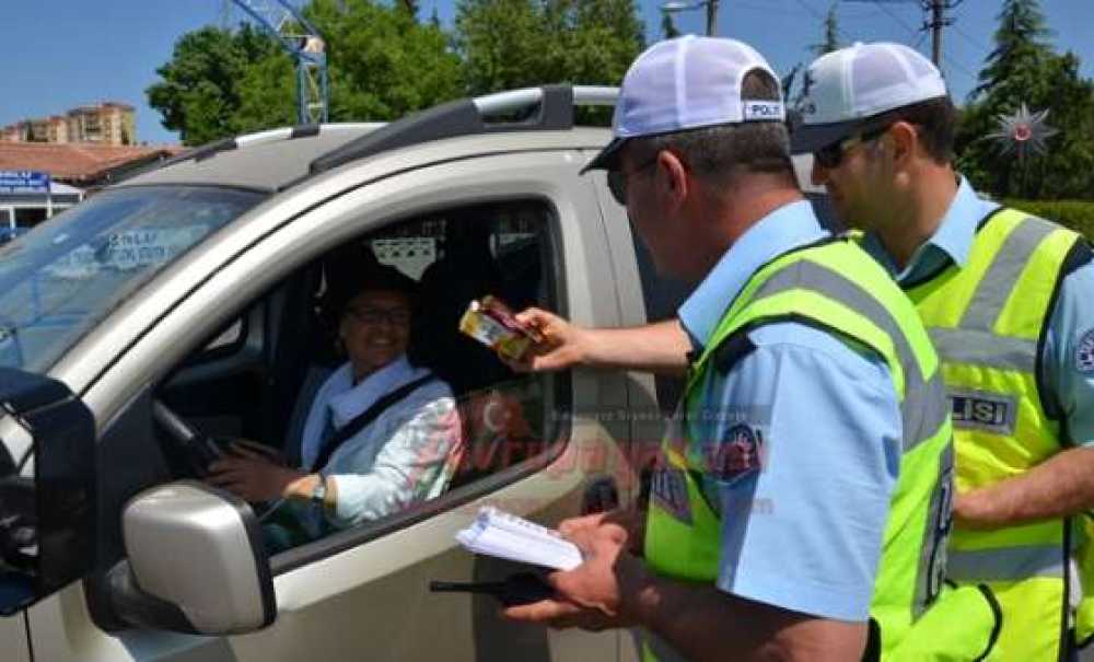 Sürücüler Ceza Yerine Bu Kez Çikolata Yedi