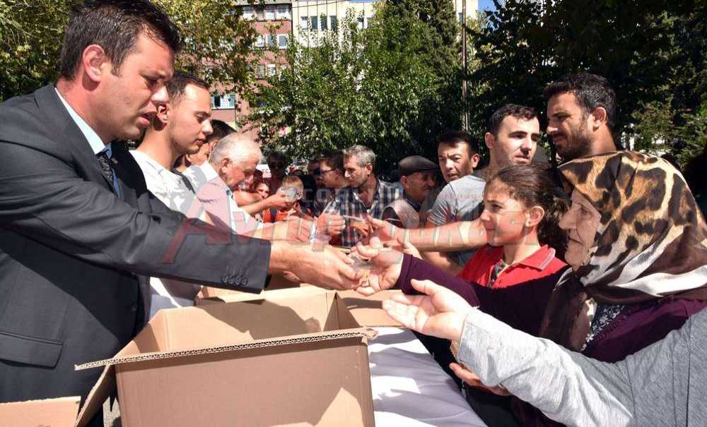Başkan Sarıkurt Aşure İkram Etti