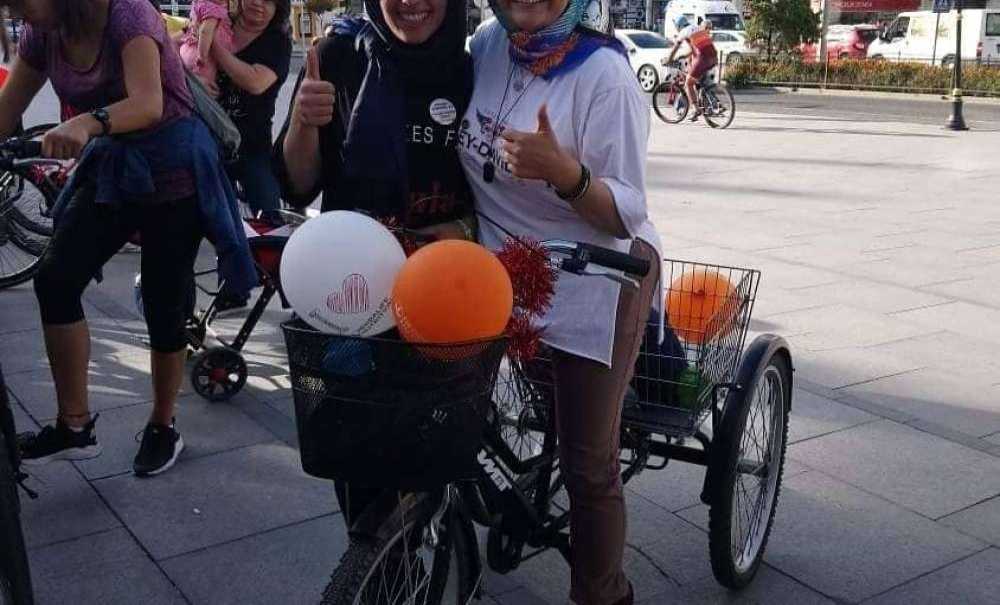 Bisikletli Kadınlar Trafikte