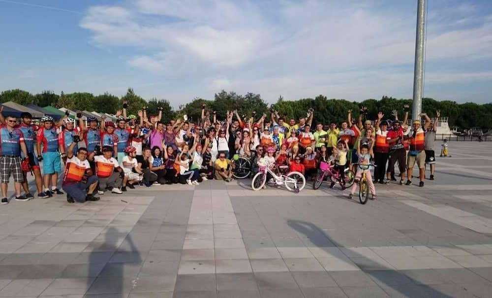 Bisikletli Kadınlar Trafikte