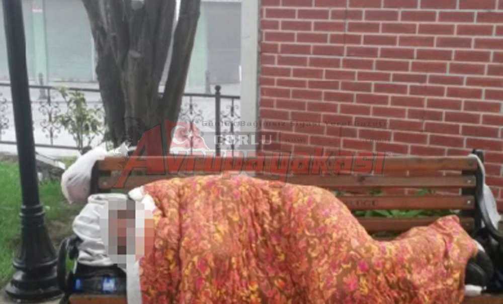 Bankların Üzerinde Yatıp Kalkıyorlar