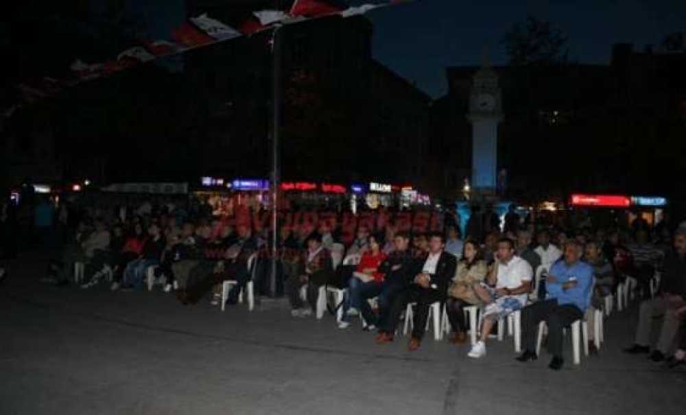 Chp'li Gençler Deniz Gezmiş`i Açık Hava Sinemasıyla Andı