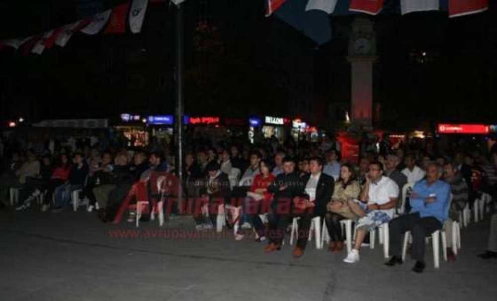 Chp'li Gençler Deniz Gezmiş`i Açık Hava Sinemasıyla Andı