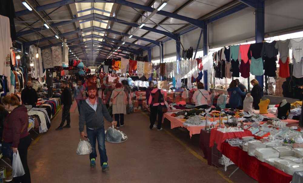 Kışlık Elbiseler İçin Pazarlarda Yoğun Mesai