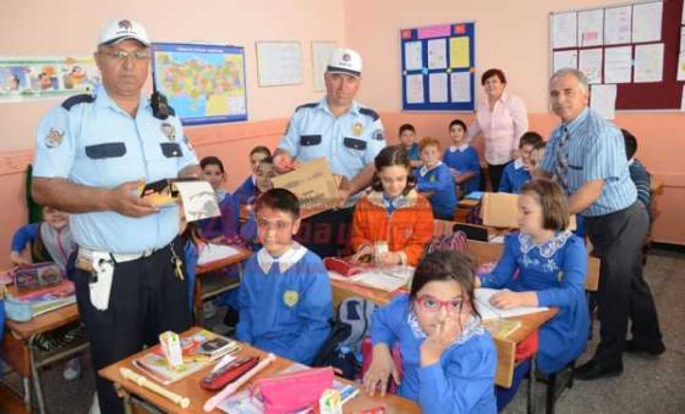 Trafik Polislerinden Öğrencilere Anlamlı Hediye