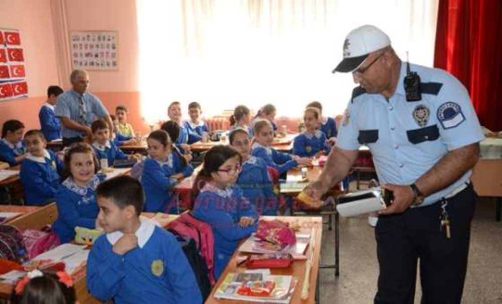 Trafik Polislerinden Öğrencilere Anlamlı Hediye