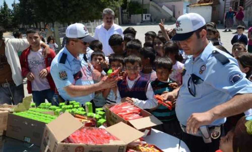 Trafik Polislerinden Öğrencilere Anlamlı Hediye