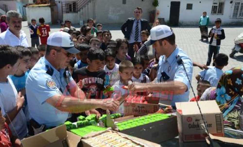 Trafik Polislerinden Öğrencilere Anlamlı Hediye