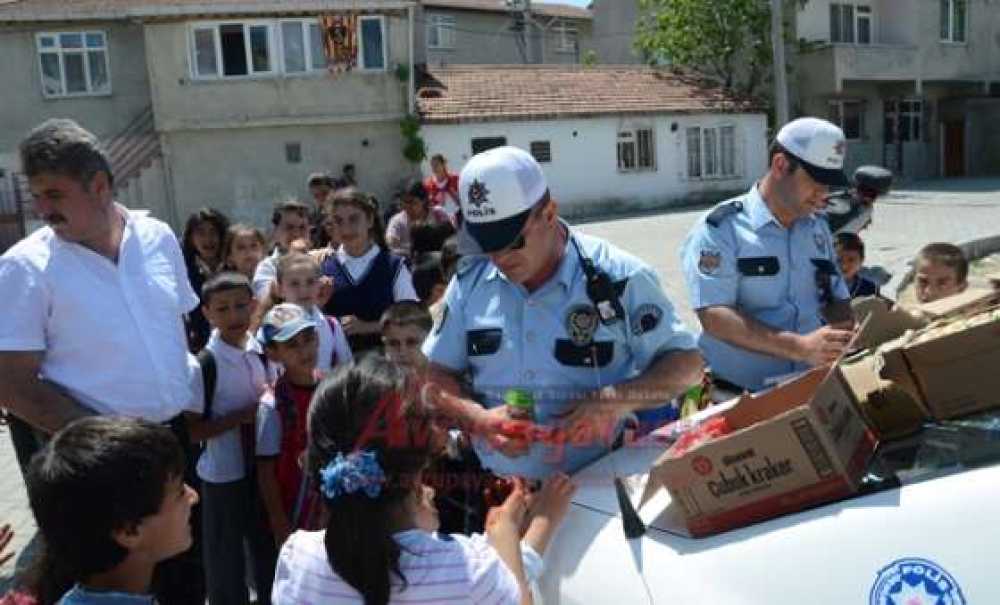 Trafik Polislerinden Öğrencilere Anlamlı Hediye