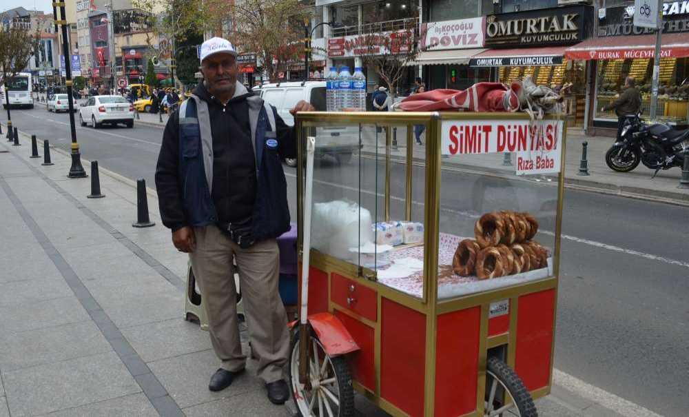 Soğukta Simit Satmaya Çalışıyorlar