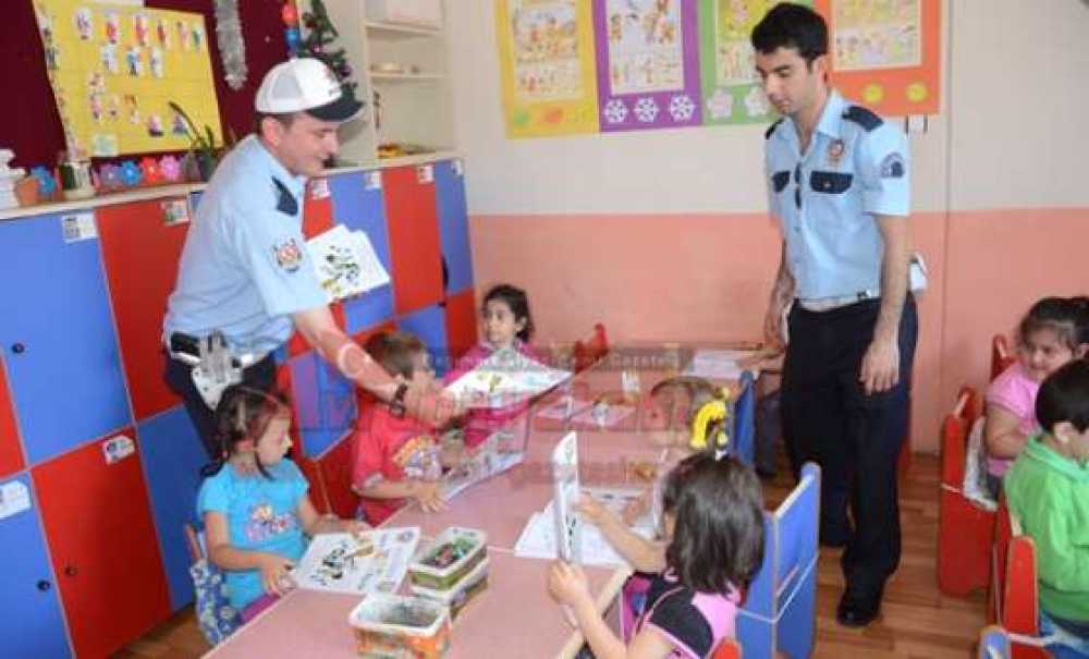 Trafik Polislerinden Öğrencilere Anlamlı Hediye