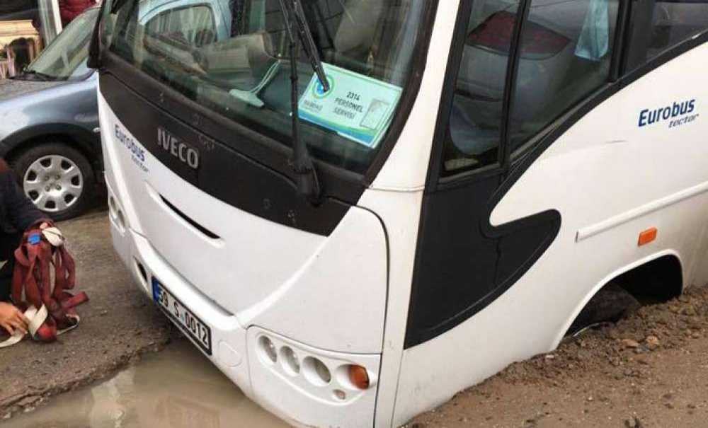 Otobüs Çukura Düştü