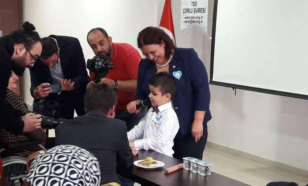 Görme Engellilere Türkü Söyledi