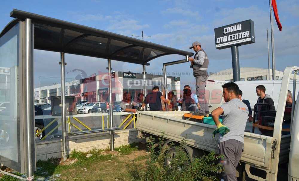 Kamyonun Çarptığı Durak Yapıldı