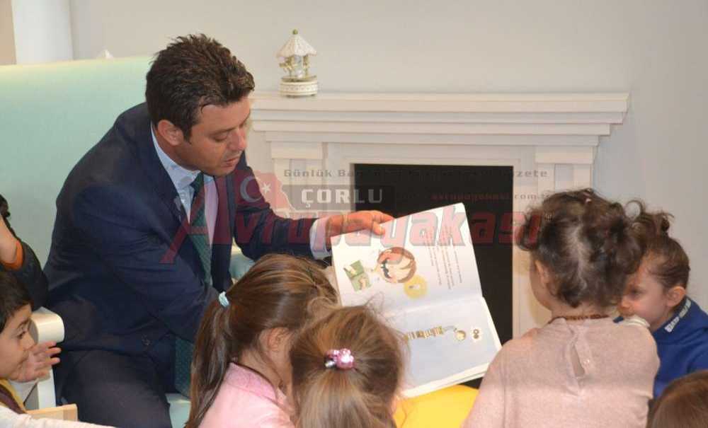 Miniklere Kitap Okudu