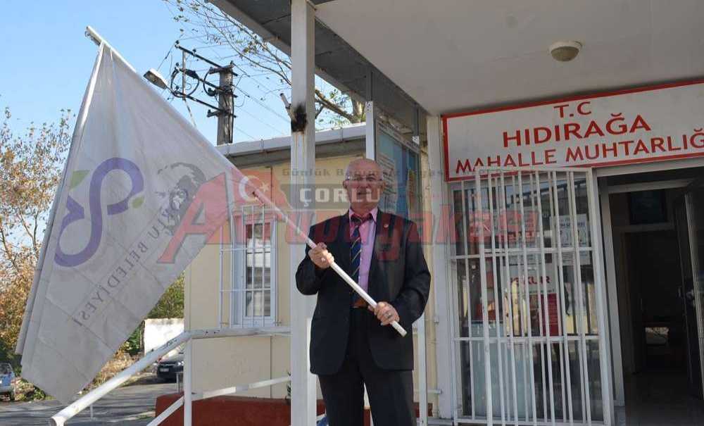 Muhtarlığın Önündeki Bayrağı Kırdılar