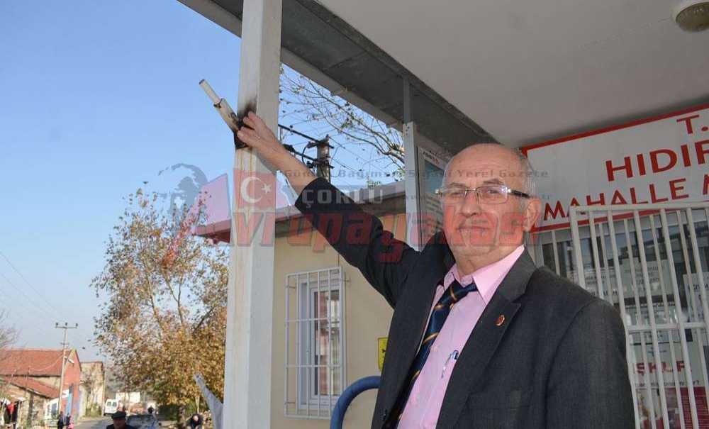 Muhtarlığın Önündeki Bayrağı Kırdılar