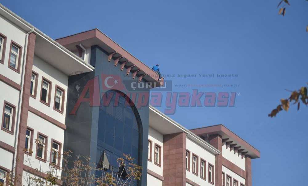 Kömür Gelmedi Diye Çatıya Çıktı