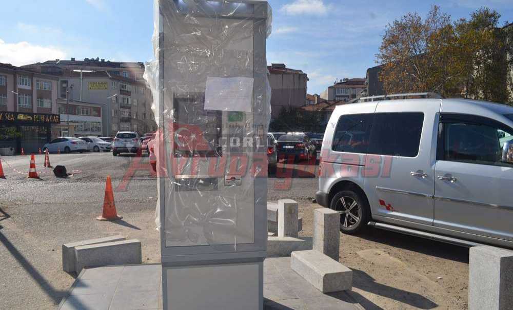 Vatandaşlar Makinenin Çalışmasını Bekliyor