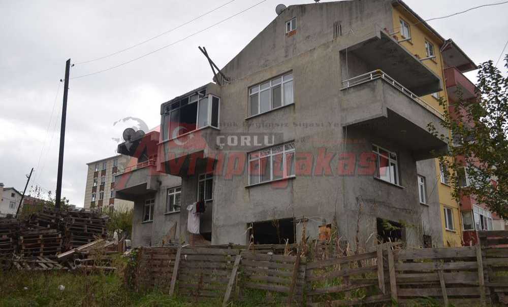 Evi Yanan Fabrika İşçisi, Yardım Bekliyor