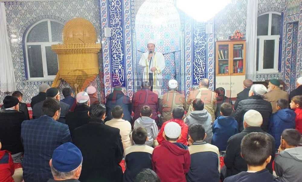 Öğrenciler Sabah Namazında Camide