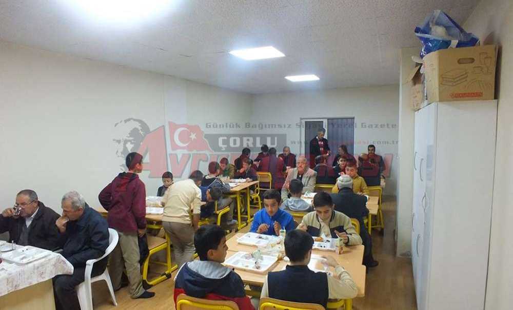 Öğrenciler Sabah Namazında Camide