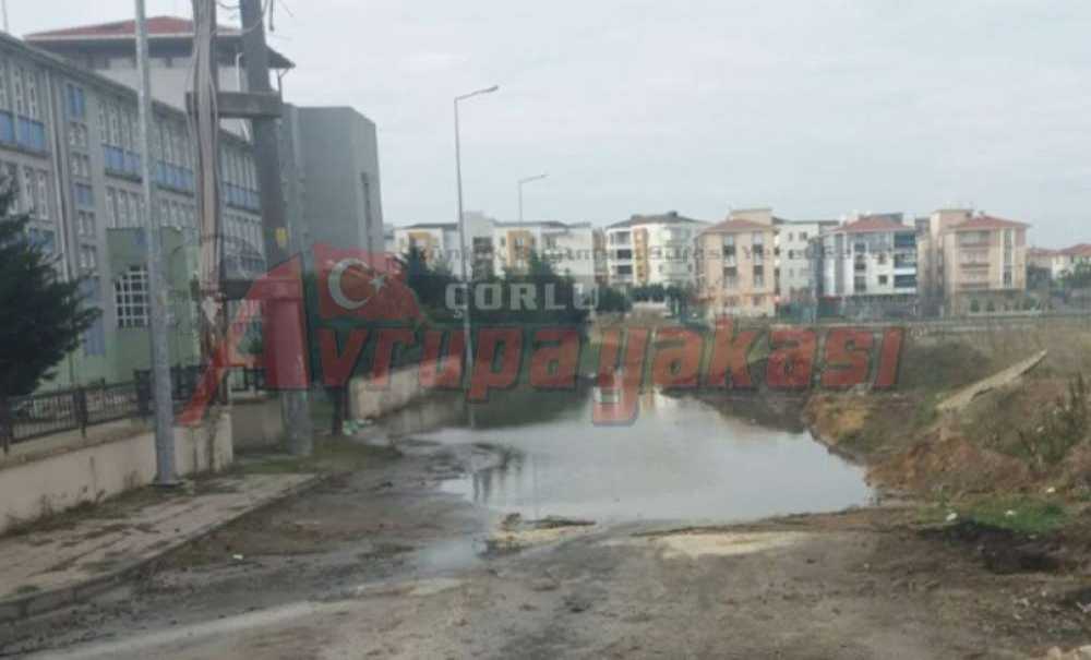 Çorlu Lisesi'nin Arka Kısmı Gölete Dönüştü