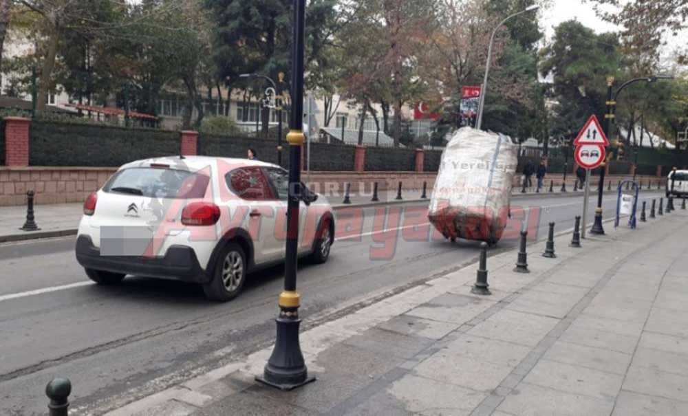 Kağıt Toplayıcıları Trafiği Yavaşlatıyor