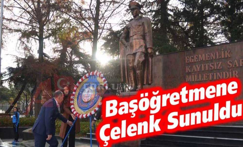 Başöğretmene Çelenk Sunuldu