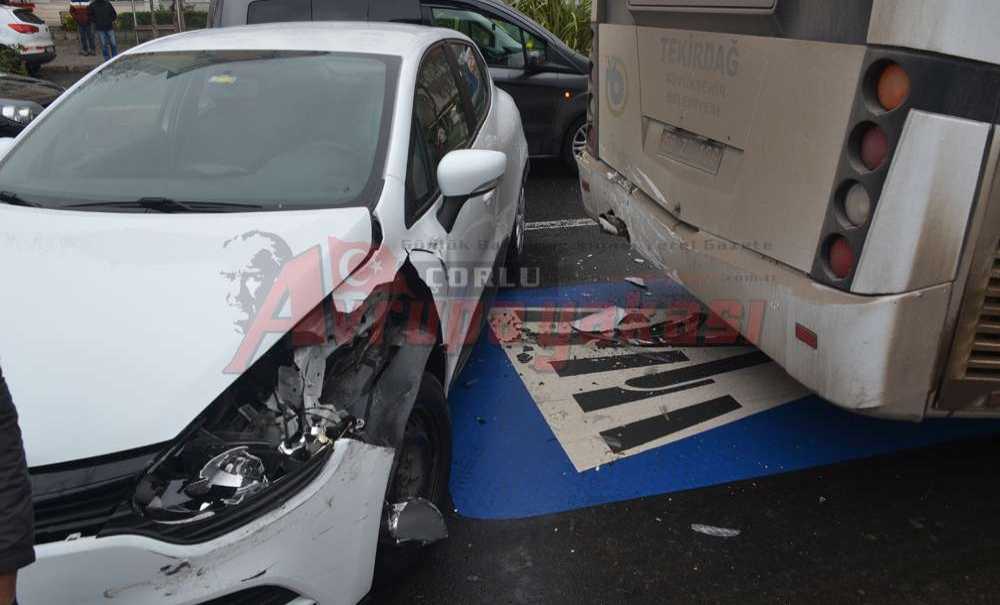 Durakta Duran Otobüse Arkadan Çarptı