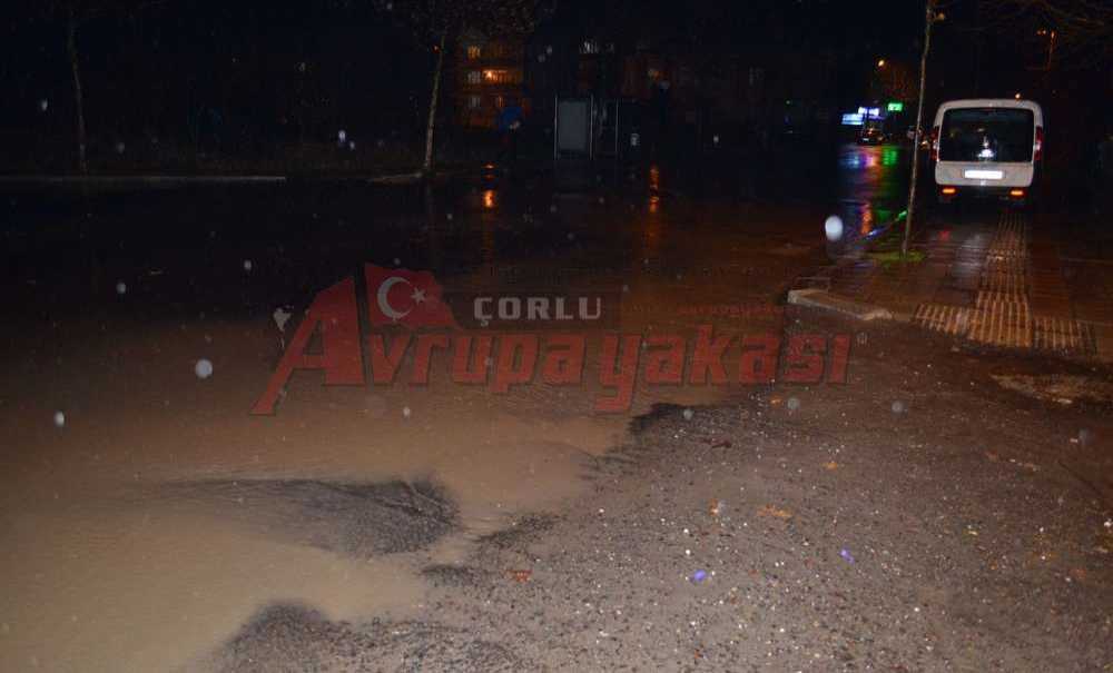 Oluşan Sel Vatandaşa Zor Anlar Yaşattı