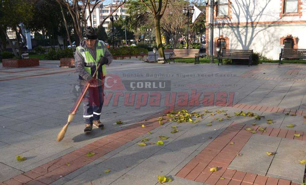 Parklar Temizlenmeye Devam Ediyor