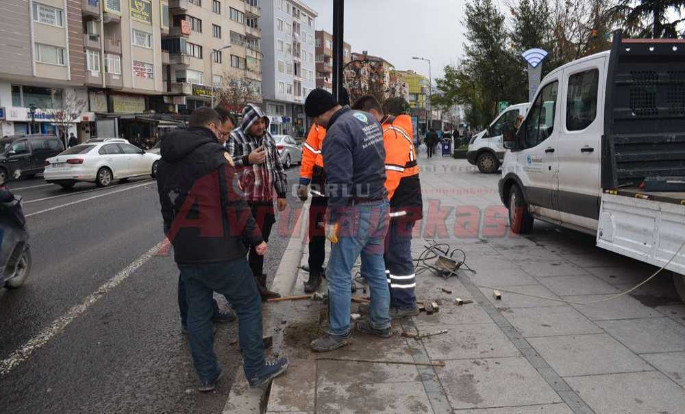 Aydınlatma Direğinin Tamirini Yaptılar