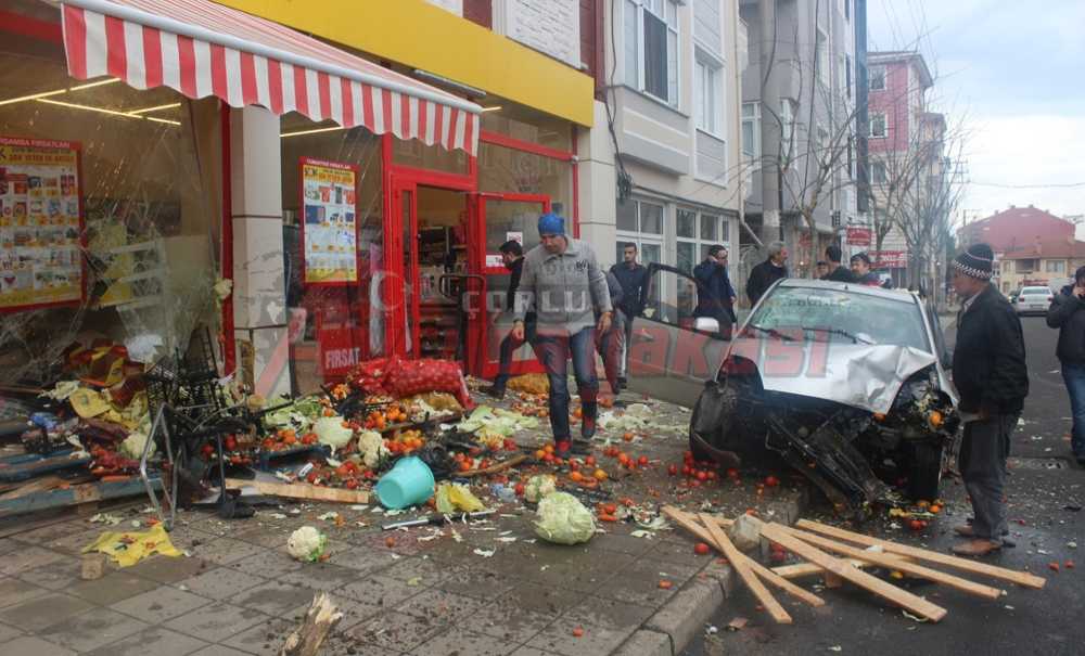 Otomobil Markete Daldı, 5 Yaralı
