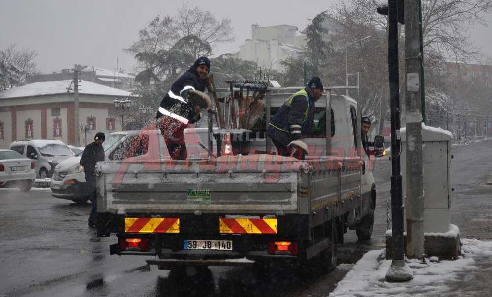 Belediye Ekipleri Tuzlama Çalışması Yaptı